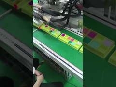 Piętnaście kolorowych kosmetyków krem lub cienie oczu maszyny wypełniające z 3000x200mm pasem przenośnika wody