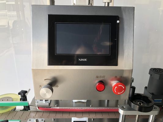 Wiele rodzajów butelek Servo maszyna do zamykania butelki Automatyczny zakręt butelki 20-50 sztuk / min