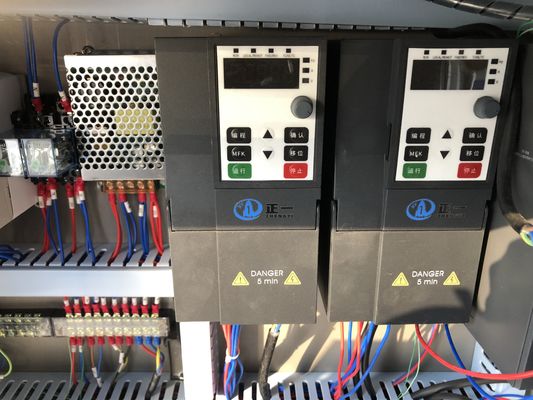 Wiele rodzajów butelek Servo maszyna do zamykania butelki Automatyczny zakręt butelki 20-50 sztuk / min