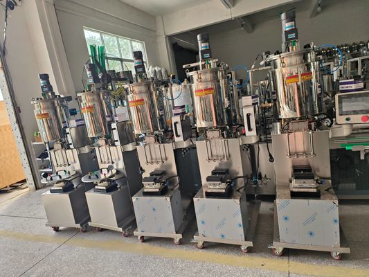 Półautomatyczna maskara i błyszczyki do ust Maszyna do napełniania pionowa ilościowa z funkcją ogrzewania i mieszania